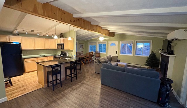 Happy Tails Hideaway 4 Bedroom Chalet located near everything in Bartlett
