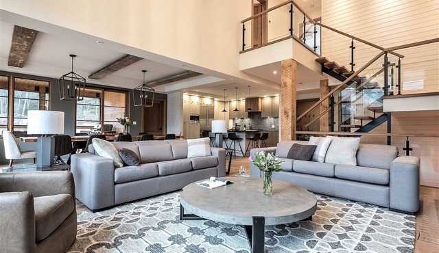 Havre Tremblant | Ski-in/out | 5060 sq.ft Luxury Townhouse | Hot TubGarage & Pet friendly & Shuttle in Mont-Tremblant