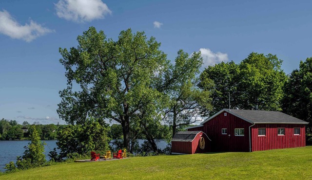 Hay Bay Hytte - Waterfront Cottage