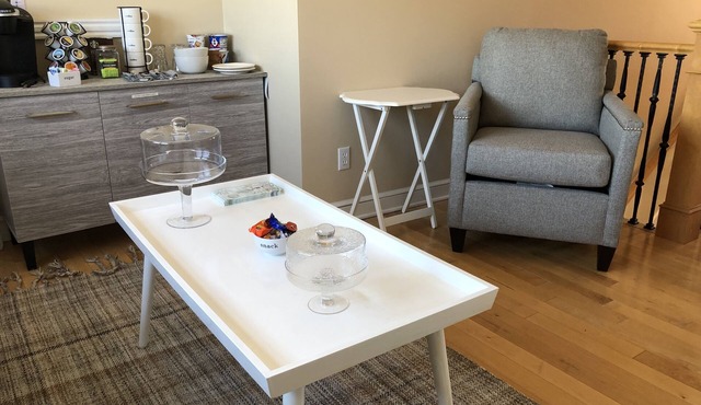 Heart of Jamestown, In town location, 3rd floor suite, B&B style with King Bed in JAMESTOWN