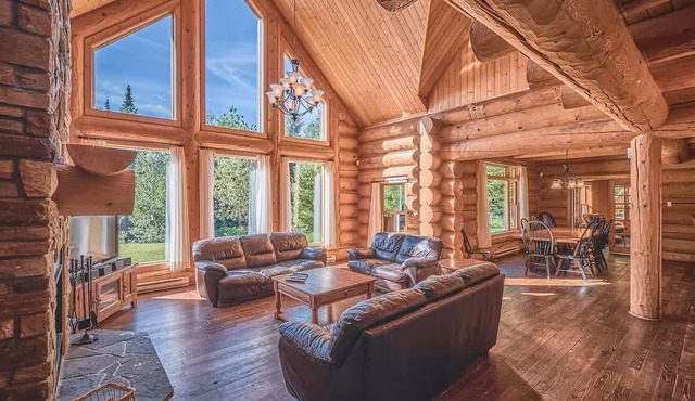 Heated Pool & Sauna Log Home with Lake Access
