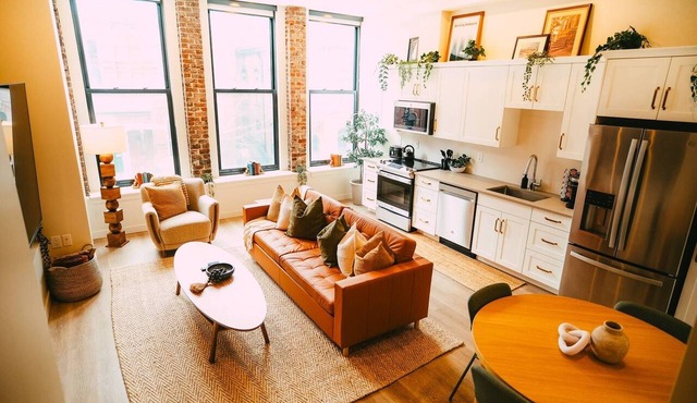 Heritage 2BR w/exposed brick & high ceilings