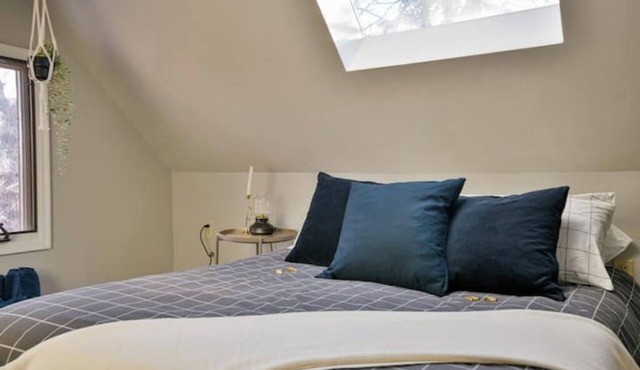 Hidden Urban Oasis Fabulous location close to restaurants, retail
