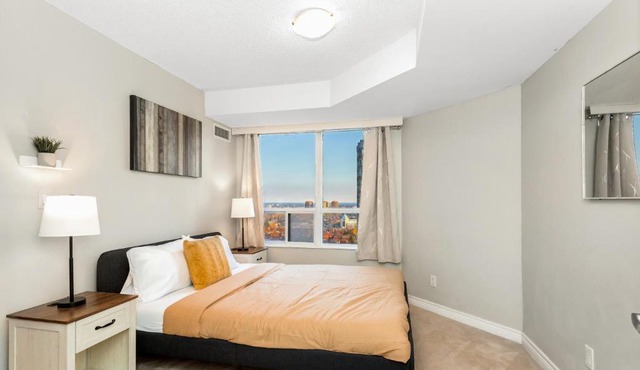 High-Rise Skyline Suite Sleeps 5 Steps to SQ1