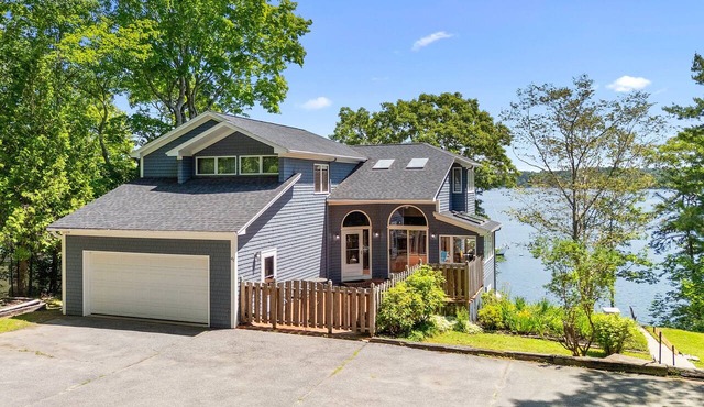 High View- Serene waterfront home w/a dock, large deck & amazing views! in Harpswell