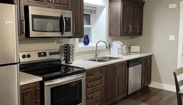 Hill Side Suites - Beautiful bright Apt 10 mins from airport!
