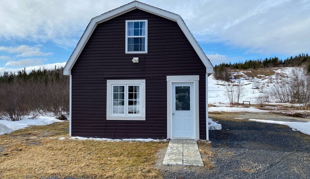 Hillside Cottage, 5 minutes to Stephenville, skiing and snowmobile trails.