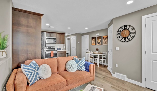 Hillside Suite: Your Cozy, Modern Getaway in Medicine Hat