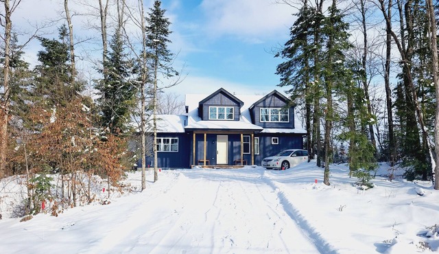 Hilltop cottage with Fibre internet, Golf, Ski, Arrowhead and Algonquin Park