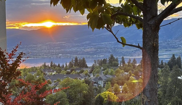 Hilltop Vistas Kelowna - Lake & Mountain View Near Wineries, Trails