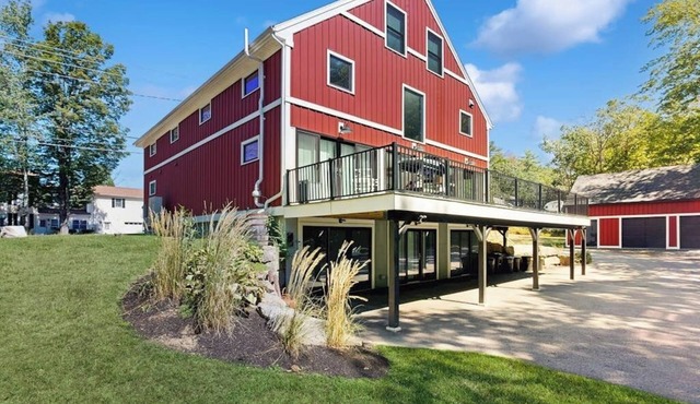 Historic charmer with open interior, & large patio - dog-friendly