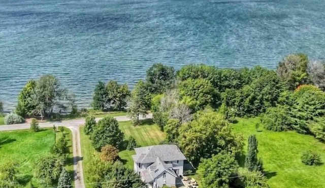 Historic Loyalist Lakehouse Quiet Waterfront Escape 3.5 Acres & 300’ Shore!