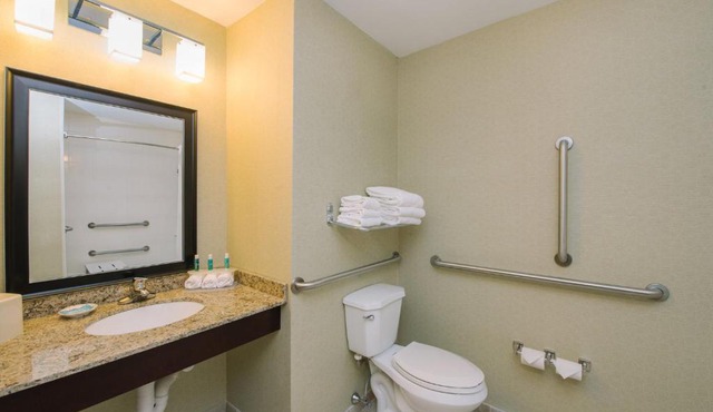 Holiday Inn Express and Suites Merrimack - Nashua by IHG