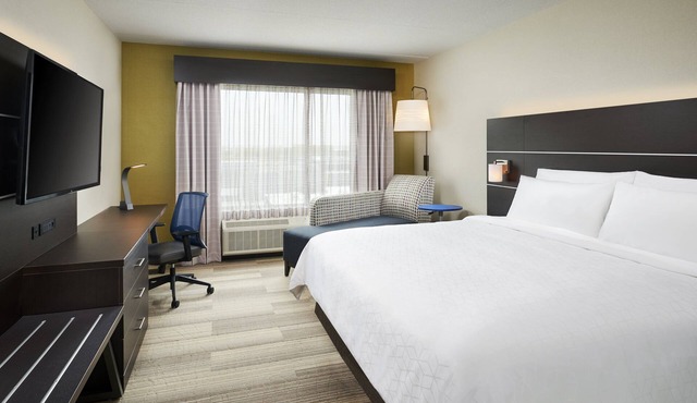 Holiday Inn Express & Suites Windsor East - Lakeshore by IHG