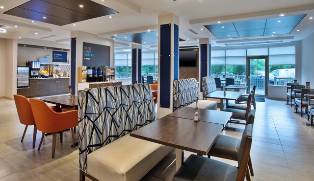 Holiday Inn Express & Suites Kingston Central by IHG