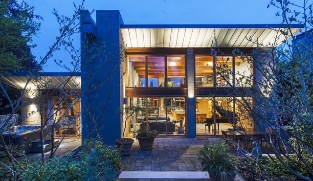 Holiday Oasis in the Heart of Vancouver with Private Swimming Pool