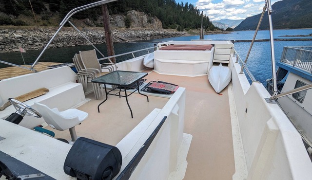 Home ON THE WATER! This beautiful 6 bedroom home is perfect for making memories.