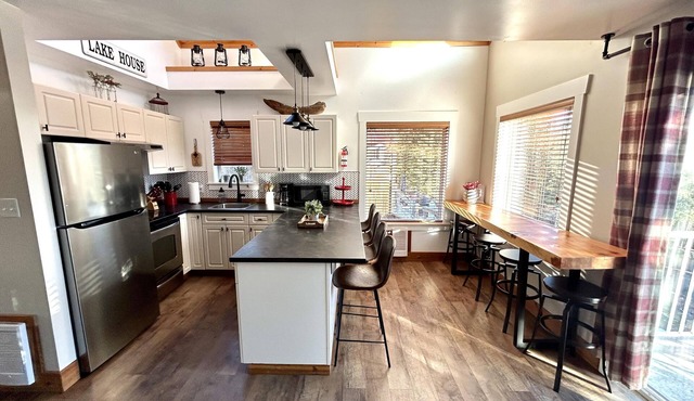 Home Sweet Lakehouse with HOT TUB! - Shuswap Vacations and Sledding Accommodation