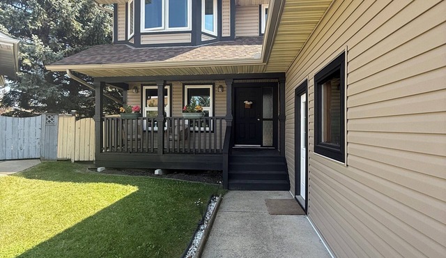 Homey 3 Bedroom, 3 Bathroom Family Home in SW Calgary!
