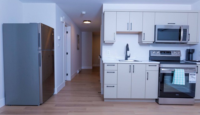 Honeycomb Suite, 2 minutes to MillCreek nature park