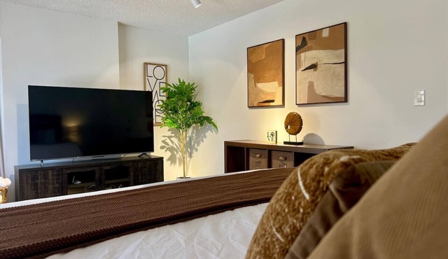 Honolulu Hideaway Suite in the Heart of the City + 1 Free Parking in Honolulu