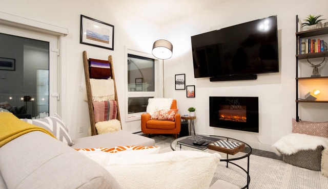 Hot Tub, 3 min to Resort, Fully Stocked Kitchen Complimentary Local Coffee