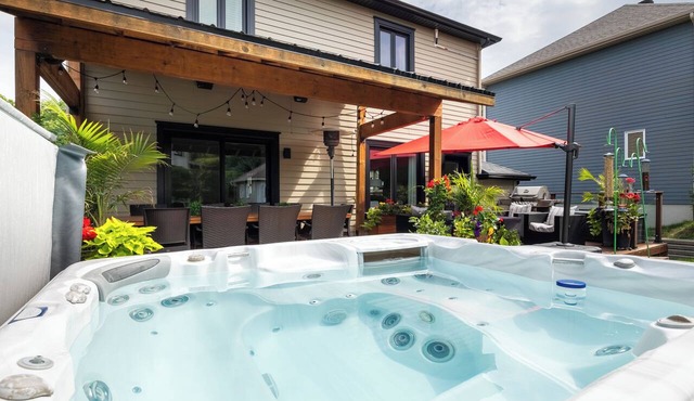 HOT TUB/5 bdr cottage/trampoline/bbq/electric car charger/15 min to Old Quebec