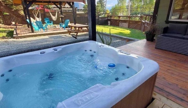 Hot Tub by the Lake Sleeps 10 Huge Outdoor Space