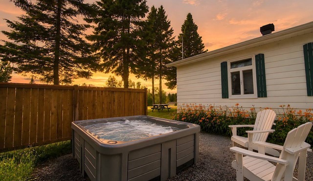 Hot Tub Chalet in Charlevoix - Firepit & BBQ