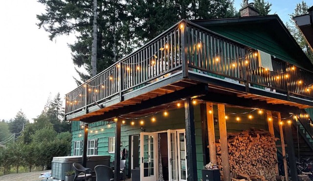 Hot Tub, Games Room, Fire Pit and more, Shawnigan