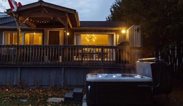 Hot Tub + Games Room at Waterfront Cottage Kawarthas 🏓