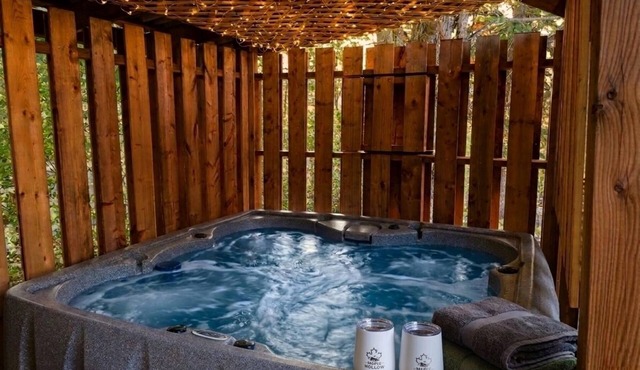 Hot Tub Suite Staycation | Explore Fundy | Apartment for 2 | 15min to Hopewell