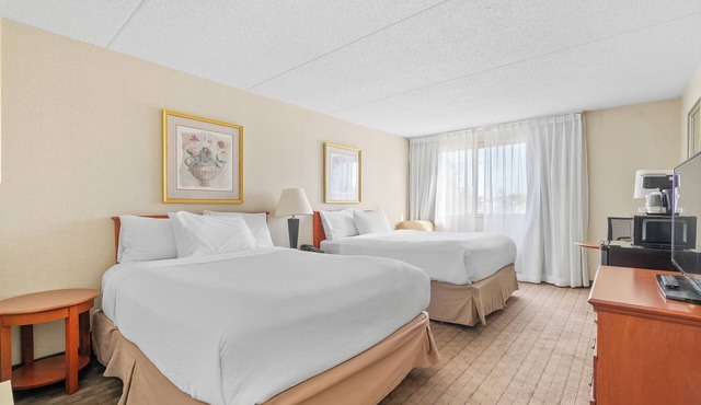 Hotel 2 Queen Suite near Parking, AC, Gym, Pool