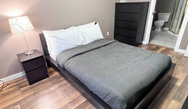 Hotel Style 1 Bedroom & Bathroom