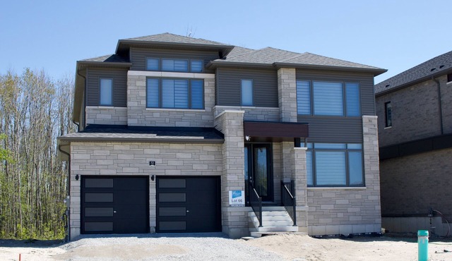 House in Wasaga only 18 min away from Blue Mountain! 5 min away from the beach!