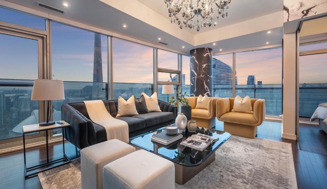 Hudson Suites - Entertainment District Downtown CN Tower View Balcony Pool & Hot Tub