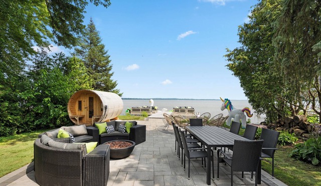 Huge 9 bedroom home on Lake Simcoe