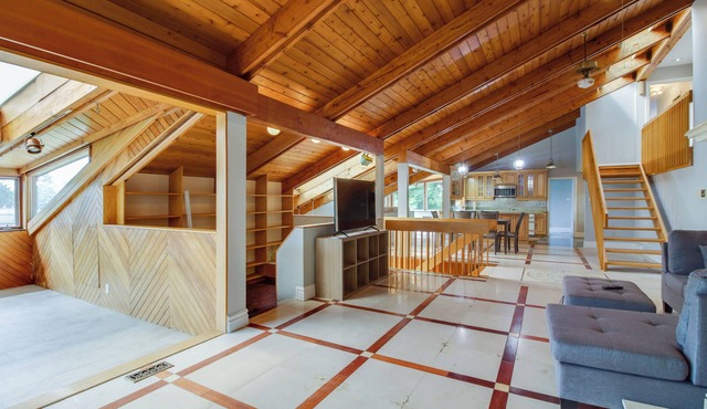 Huge house near bluffers park and beach, 25 minutes to Toronto downtown.