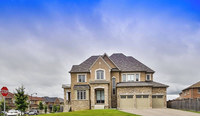 Huge House with Free Parking for Cars and Boats