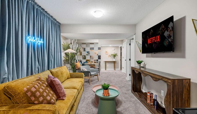 Huge Modern Home | Sleeps 12 | Near Airport | Yard
