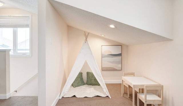 "Hummingbird" 2 Bed Carriage House with 3 beds!
