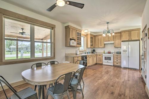 Idyllic Gem: Screened Porch, 1/2 Mi to River! in Thermopolis