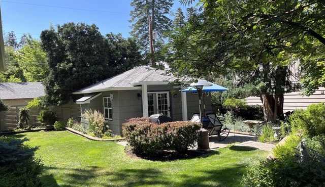 Immaculate Downtown Cottage Retreat- EV charger. Walk downtown in 4 minutes in Bend