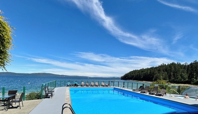 "INN OF THE SEA" : A Vancouver Island Waterfront Vacation Paradise: