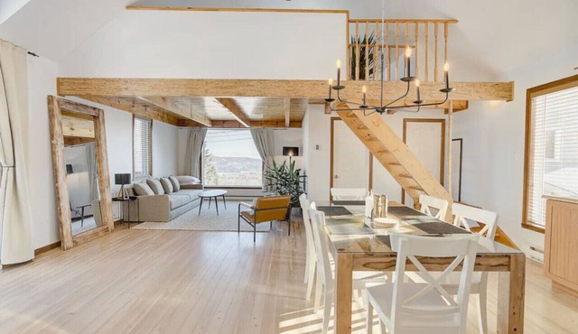 Intimate Apartment with Scenic Views