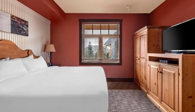 Inviting 1BR Retreat with Balcony, Kitchenette & Comfort Amenities