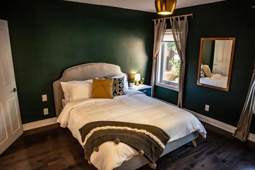 Inviting 2BR Townhouse with 2 WFH Setups and WiFi