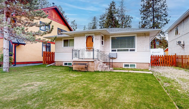 Inviting dog-friendly cottage with grill, patio, full kitchen, & W/D