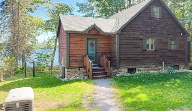 Inviting Lakeside Home with direct dock access, patio seating, and gas fireplace in Rome