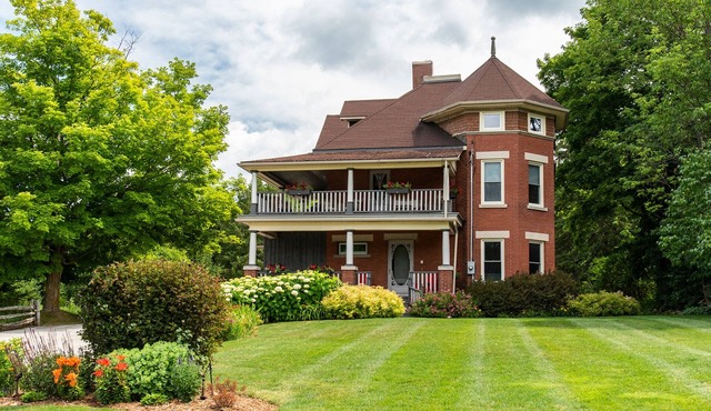 Jasper Stuart is Elegance found in the rustic beauty of Ontario's Beaver Valley